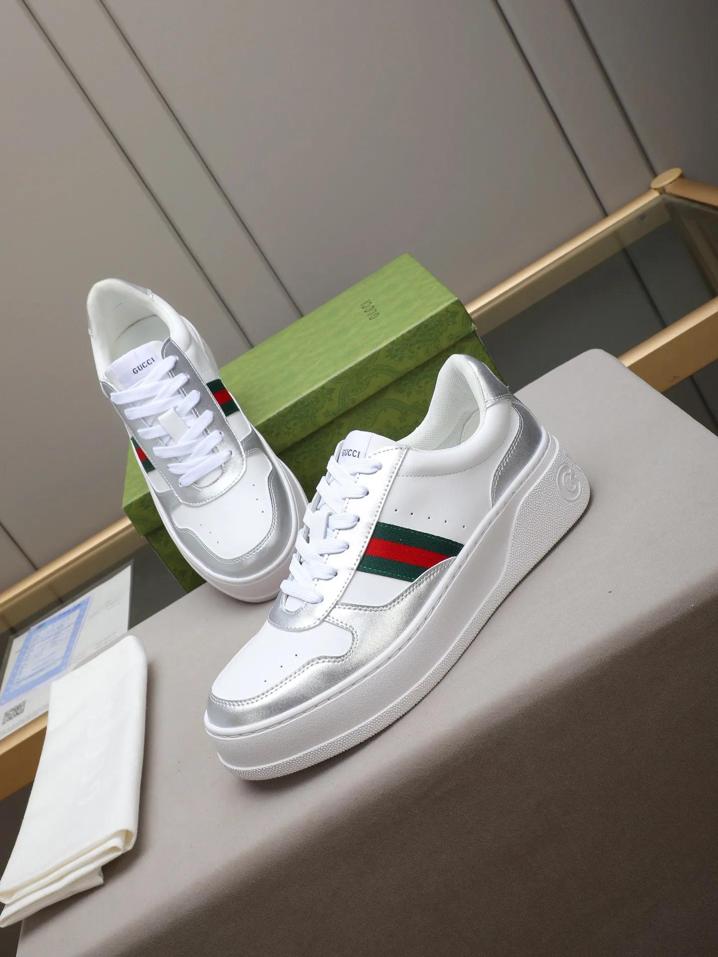 PP420 new men's shoes GUCCI fashion trend, made of first-layer calfskin➕breathable mesh lining! The foot feels super comfortable and the workmanship is impeccable. The original ultra-light outsole, size: 38-44 (45 customized), 5 colors to choose from!
